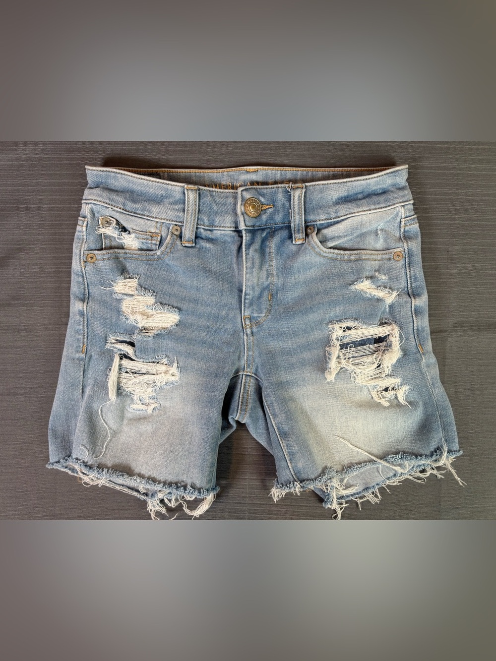 American Eagle The Dream Short Mid Rise Distressed Denim Shorts Women’s Size 2